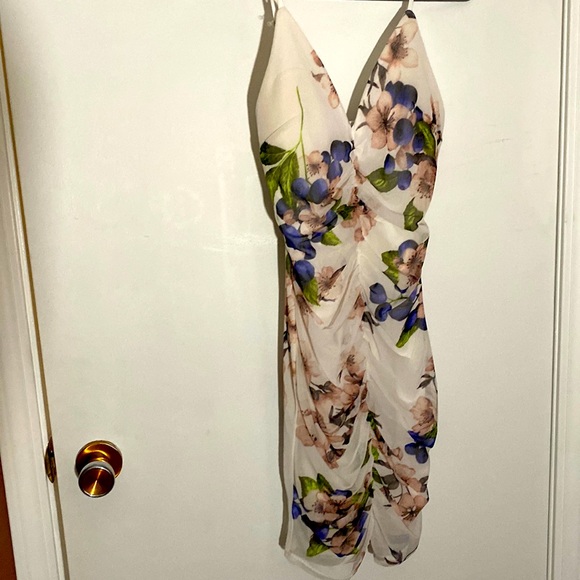 Ivory/cream dress with floral. Size small. Bought for honeymoon and worn once - Picture 1 of 5